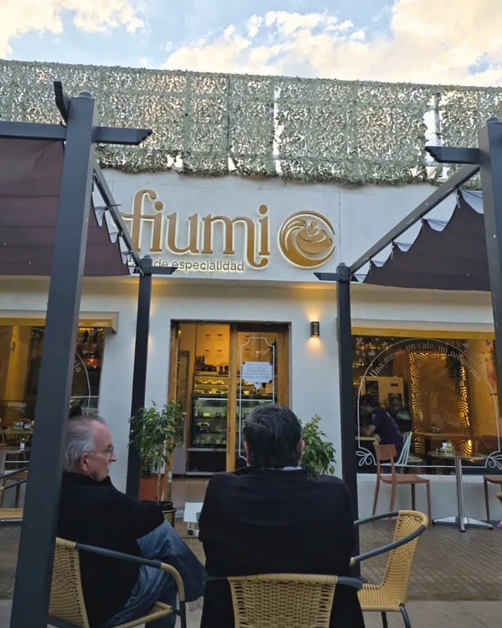 La fachada de Fiumi con su cartel y gente en la vereda