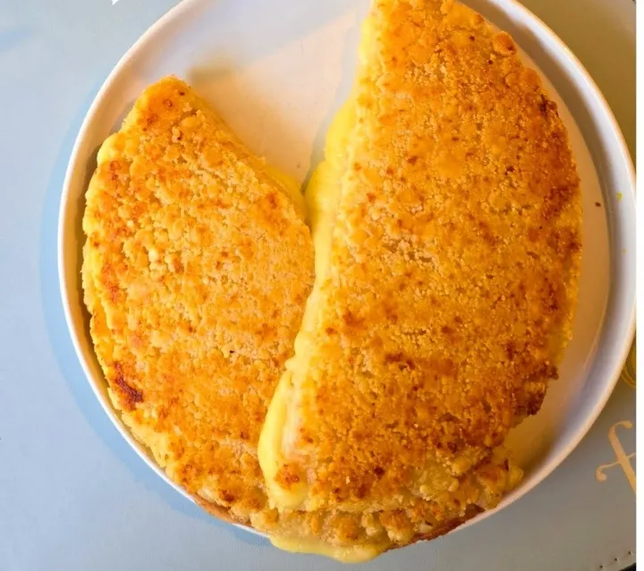 Mbejú dorado servido en un plato