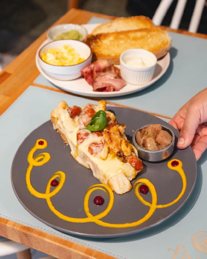 Tosta Bravissima servida en plato con salsas