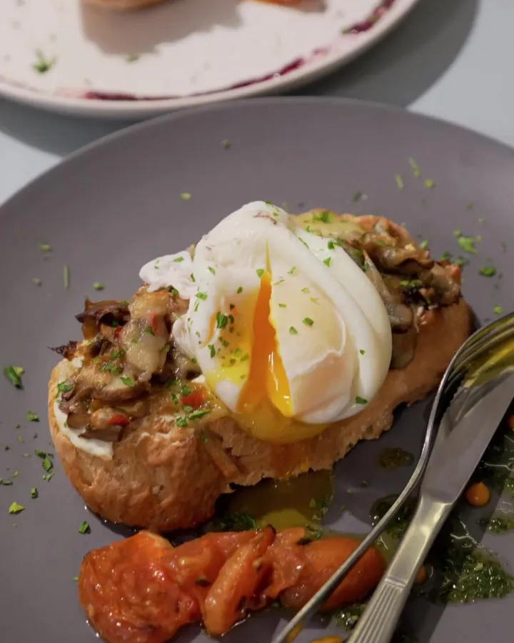 Tostón con hongos y huevo poché sobre pan de campo