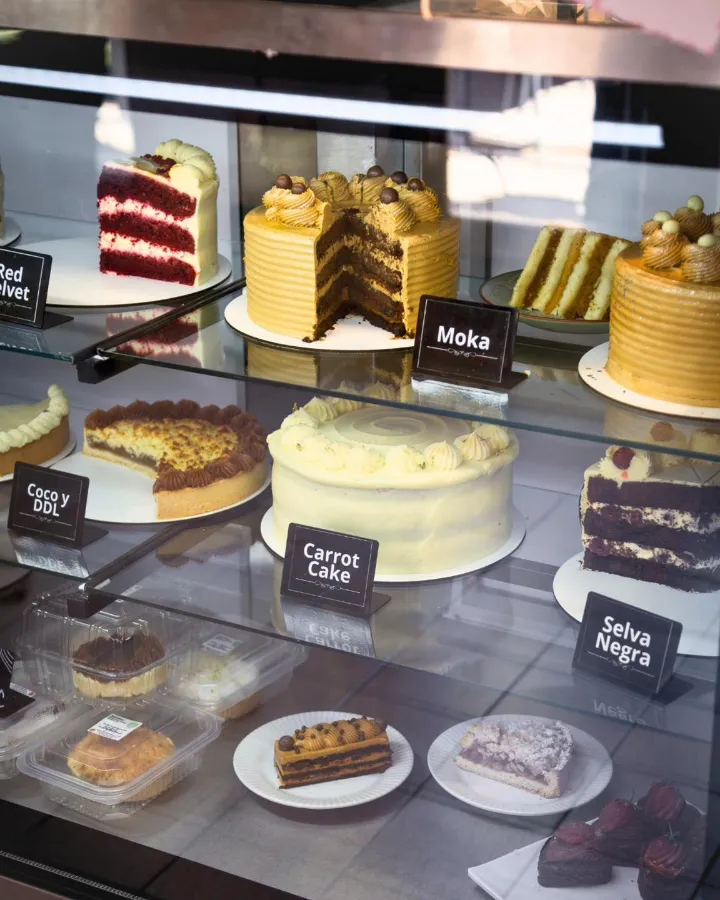 La vitrina de Fiumi con tortas y porciones